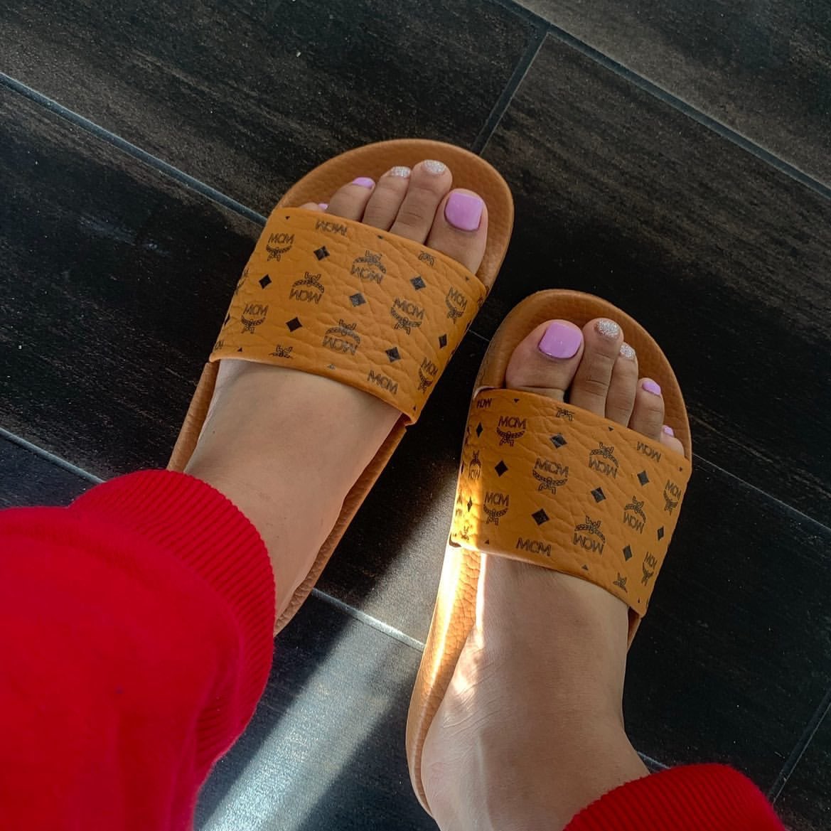 prttyx18's tweet photo. Mcm slides 🩴+ pretty toes 🦶 https://t.co/Z1VqLpGN9x