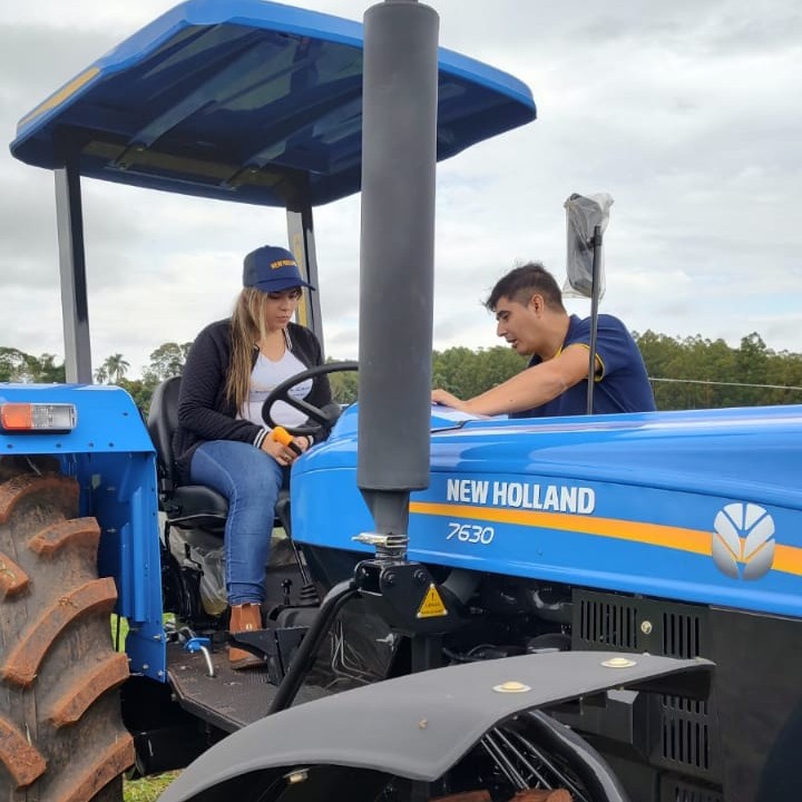newhollandpy's tweet photo. Continuamos en el día 2 de nuestra capacitación, con el curso práctico para operadoras de tractores agrícolas.
#mujeres #elpoderdelcampo #tractores #capacitación @PYCETAPAR @reptupy https://t.co/VSlSrGtdOu