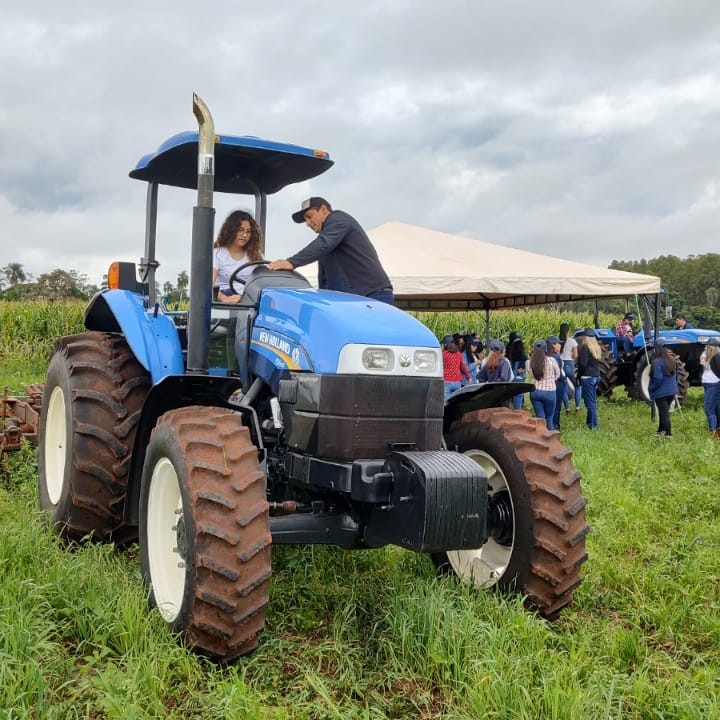 newhollandpy's tweet photo. Continuamos en el día 2 de nuestra capacitación, con el curso práctico para operadoras de tractores agrícolas.
#mujeres #elpoderdelcampo #tractores #capacitación @PYCETAPAR @reptupy https://t.co/VSlSrGtdOu
