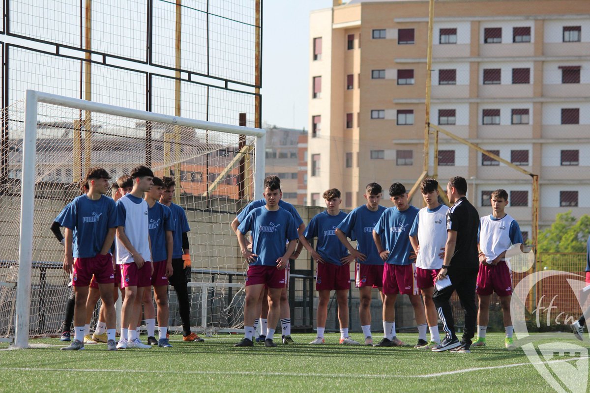 FFCM_es's tweet photo. 🏆 #CESA | 

🗓 Primera Fase 

📍Badajoz

▶️ Entrenamiento previo de la Sub-14 y la Sub-16 de cara al debut de mañana.✨
¡Todo listo para nuestros guerreros!🔴⚪

#somosCLM #selecciónCLM #CampeonatosRFEF https://t.co/auOc6duyIQ
