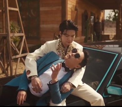 ddingddaeng's tweet photo. oh to be psy and to fall into yoongis lap and look up to see the prettiest boy up close i would’ve passed out https://t.co/ooLLity292