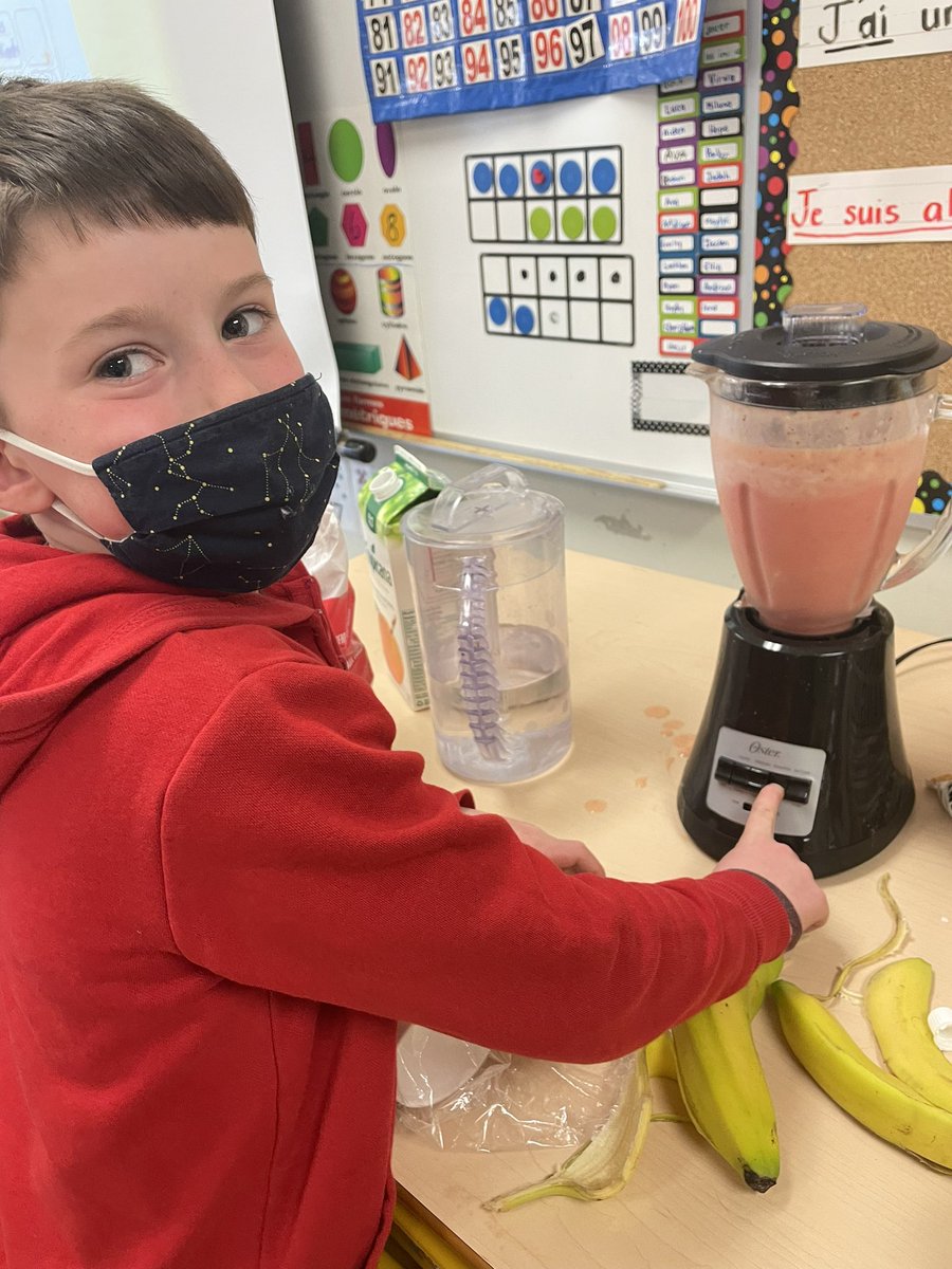 MmeWilson's tweet photo. We had so much fun today making fruit smoothies. Thanks @HRCEHealthPromo #NutritionMonth for the opportunity. https://t.co/M9n8PSM5Ql