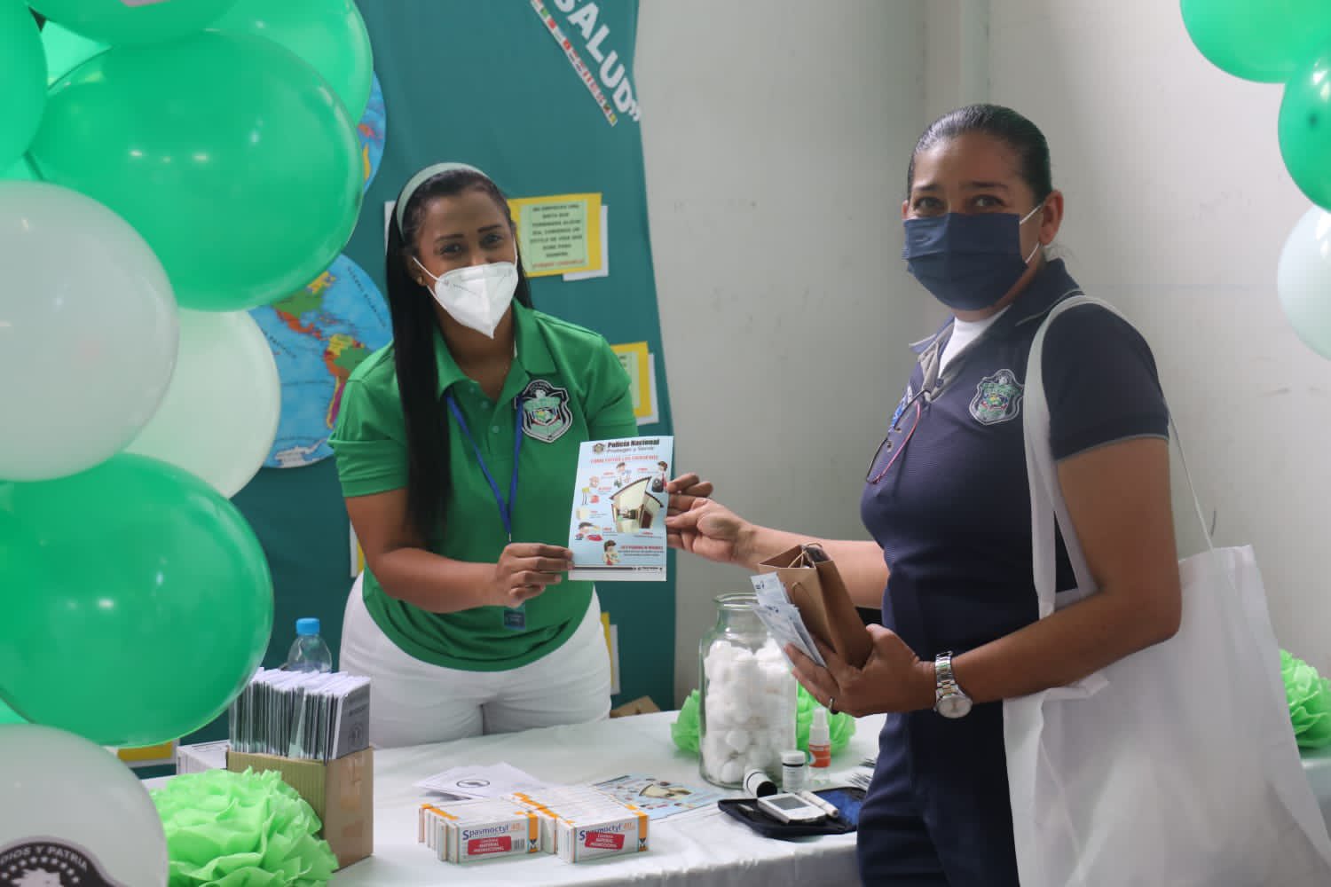 Policía Nacional on Twitter "En cada stand, se ofrecen artículos