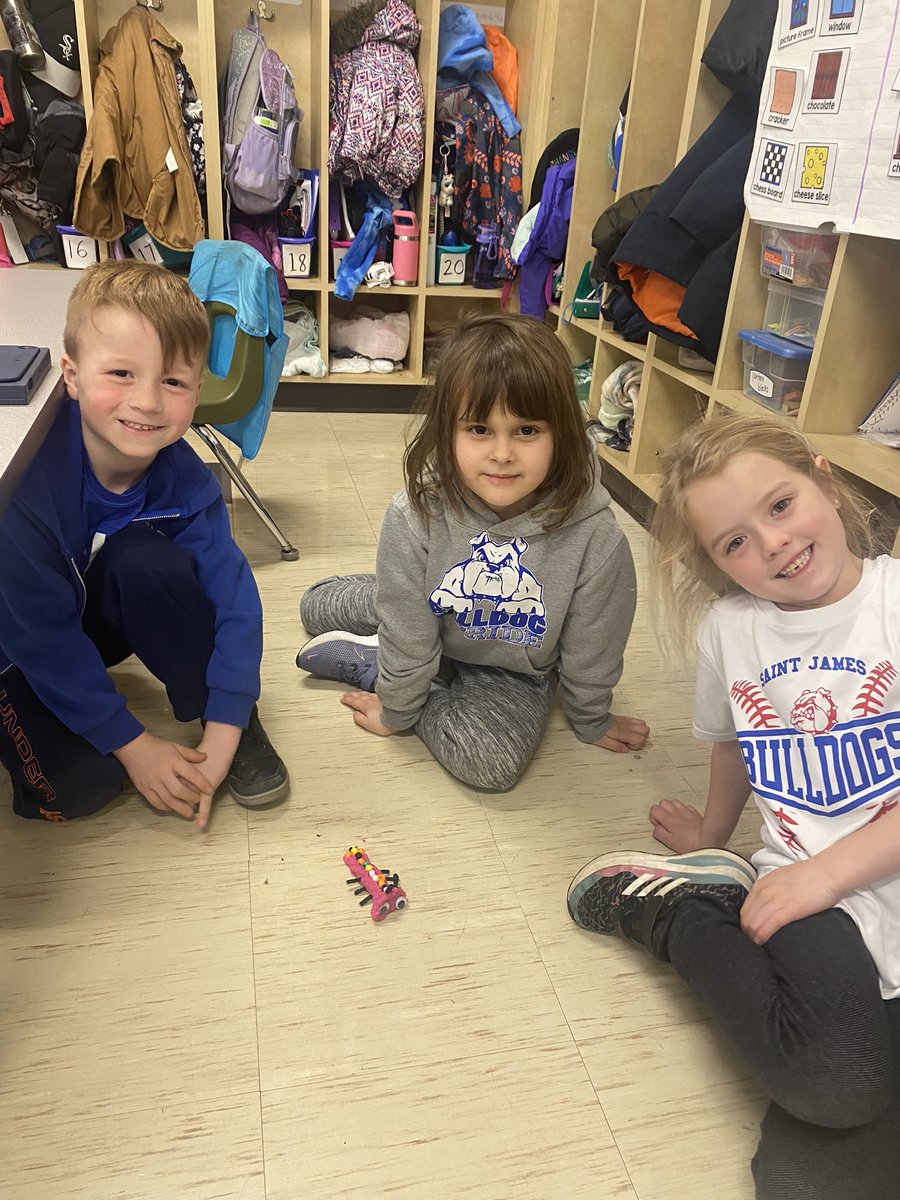 Todays STEAM challenge was to use our knowledge about caterpillars to  made a model of a caterpillar out of certain materials. We know they have 2 eyes, 2 antennae, 13 body parts, &amp; lots of legs. Here’s what we came up with! 🐛