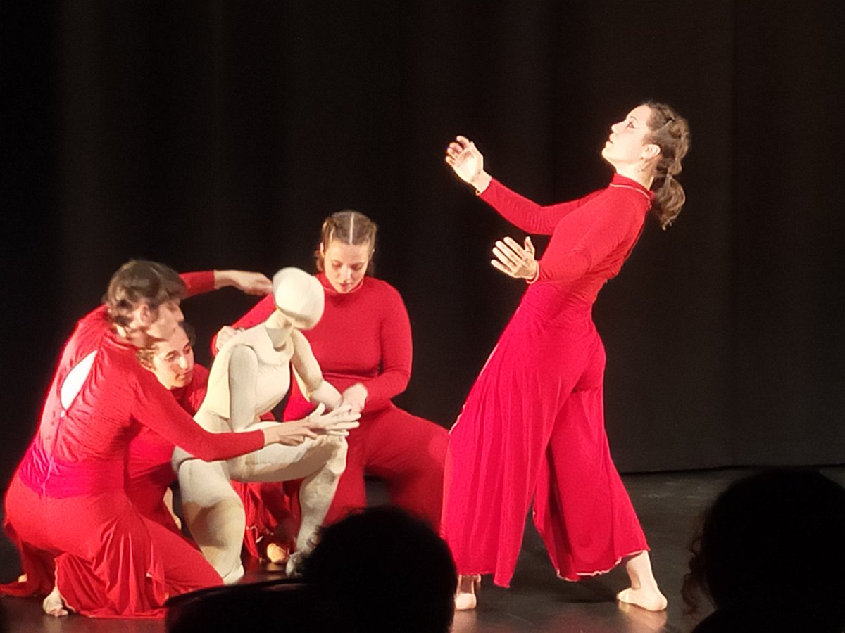 Xulíssim el Tabula de <a href="/LesCicliques/">Les Cícliques Companyia</a> a la #firatitelles2022. Dansa i titelles, i llums i ombres. Recomanat! <a href="/firatitelles/">Fira de Titelles</a>

<a href="/lequilibrishhta/">Ge</a>