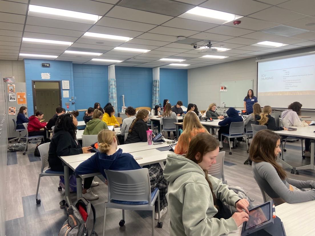 ScrubsClubJHHS's tweet photo. REMARKABLE TURNOUT for alumni Kathy Miller. Thank you for stopping by to talk about you career as an ICU clinical nurse manager.🩺 @HerseyHuskies https://t.co/14Ru54kgTC