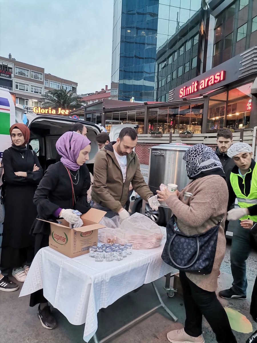 Akgencbevler's tweet photo. İftar saati yaklaşınca, bizde Bahçelievler'li komşularımız için yerimizi alıyoruz..😊

Sıcacık, lezzetli, bereketli..✨

Allah kabul eylesin, gönüllere şifa olsun 🌙 https://t.co/bFivNKZoqv