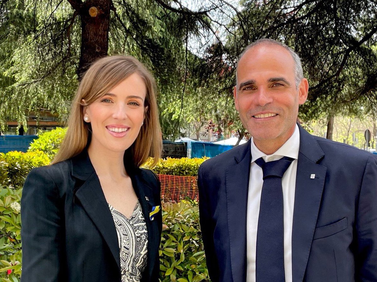 _VictoriaAlsina's tweet photo. I sempre de la mà del millor equip! Avui amb la delegada als països nòrdics i bàltics, Montse Riba, el delegat a l'Àfrica occidental, Javier Calderón, el director general @joanmariapique i la coordinadora del #hubconsular, l'@Eva_Doya. Seguim! #MésCatalunyaAlMón https://t.co/E6clvgxugf