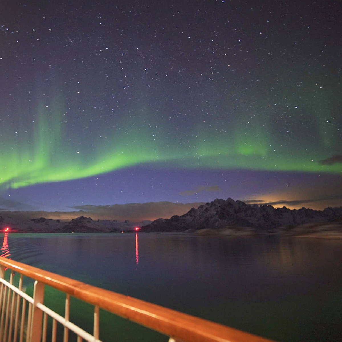 When this is the night sky you get when leaving Svolvær, you know it's going to be a fantastic voyage 🤩 Have you seen the #northernlights lately?