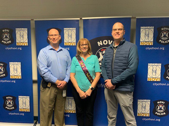novipolice's tweet photo. Today was both sad and exciting. Our long time police clerk, Gerylann Garris retired after 20 years of service. One of the most positive individuals I know. You will be missed. #AlwaysSmiles #PositiveVibes @ChiefZinser @ChiefMolloy @sbaetens236 https://t.co/ZrStPzeHIv