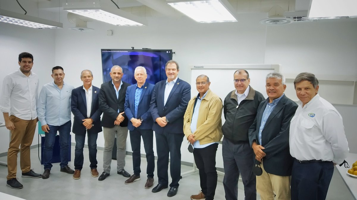 cilaraaldia's tweet photo. @daycohost de directivos de @fundeinacional acional y @Conindustria

Reconocemos el trabajo de @Daycohost empresa vanguardista y afiliada a nuestra Cámara.

¡Rumbo a nuestros 70 años!

#Fundei #FundeiNacional #Cilara https://t.co/FanYSp1Tg7