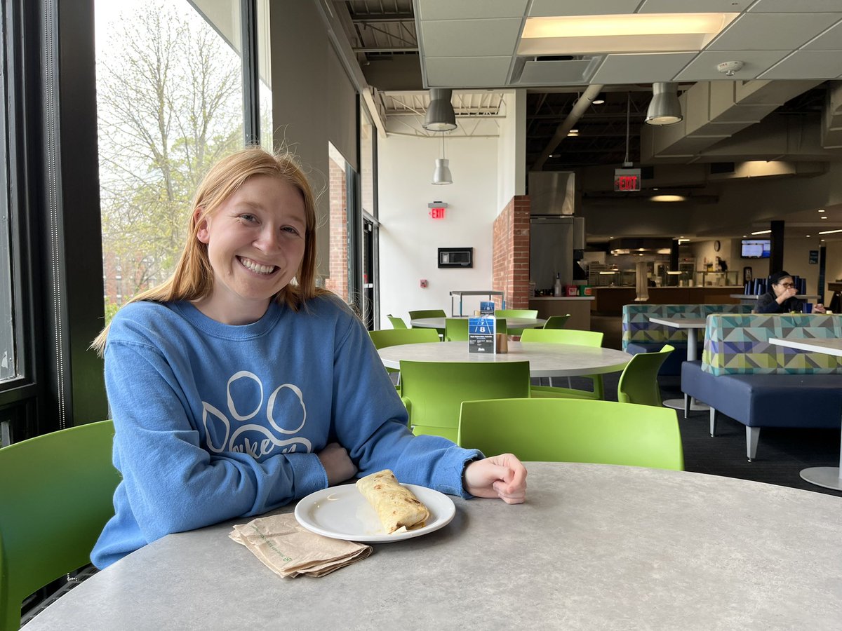 Making magic happen. 🪄 <a href="/__annagrace/">anna jensen</a>, JO’19, in town for Relays, asked for former menu item buffalo chicken wraps and <a href="/DrakeDining/">Drake Dining</a> delivered.