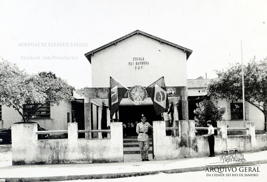 RioSuburbio's tweet photo. Bonsucesso - 1959

Assim era a fachada da Escola Municipal Ruy Barbosa, em Bonsucesso, no ano de 1959.

Curta @RioSuburbio 
Acervo @ArquivoBrasil 

#Rio #errejota #memories #memoriasdosuburbio #Riosuburbio #Bonsucesso @bonsucessorj https://t.co/LpCLkyjM4q