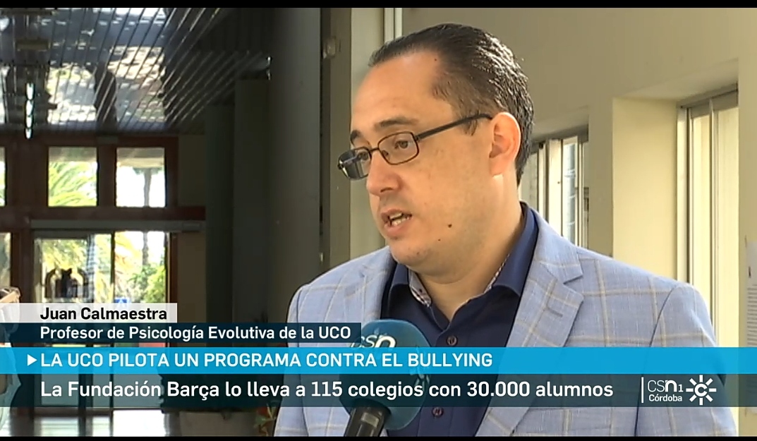 El Dr. Juan Calmaestra <a href="/calmaestra/">Juan Calmaestra</a>, de la <a href="/Univcordoba/">Universidad Córdoba</a>, interviene en <a href="/CSurNoticias/">CanalSurNoticias</a> para hablar sobre el Programa Contra el Bullying en las Escuelas, diseñado y evaluado desde el <a href="/LAECOVI1/">LAECOVI</a> para la Fundación Barça, con buenos resultados en escuelas catalanas.
