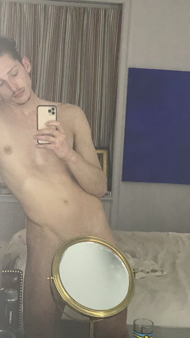 Mirror mirror on the wall and my dick ? https://t.co/CpIX84Wldq