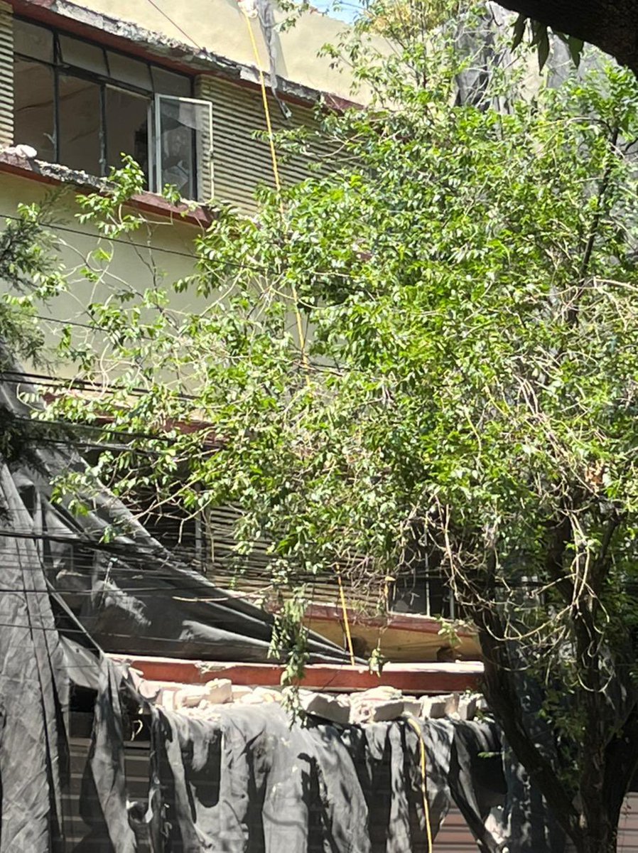 alecesar's tweet image. Se venció malla de seguridad en obra en Progreso y Salvador Alvarado, colonia Escandón, #MiguelHidalgo, dejando caer polvo y escombros a la vía pública. Riesgo para transeúntes. @SGIRPC_CDMX @mauriciotabe ¿Qué supervisión tienen las obras de la alcaldía?