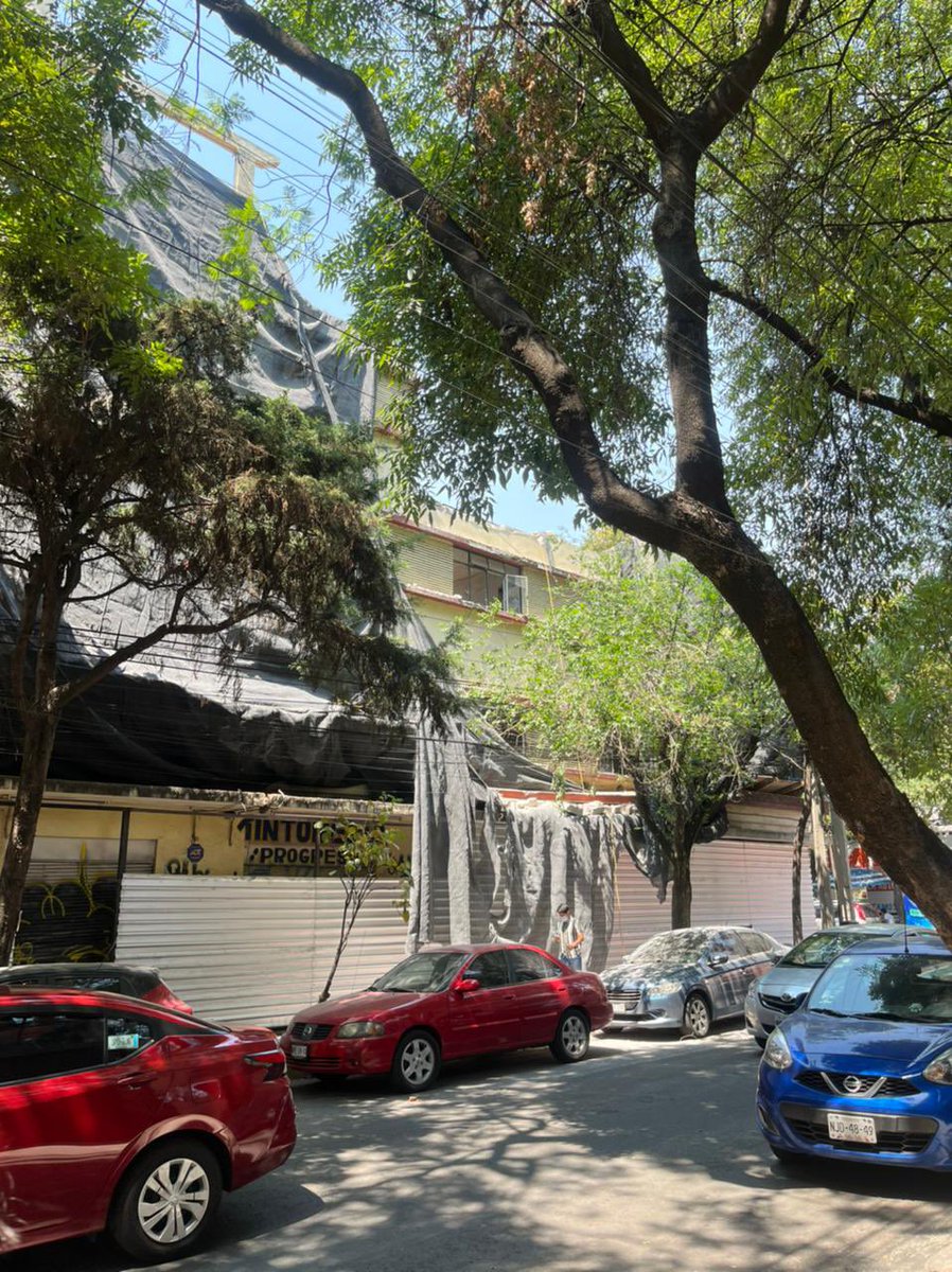 alecesar's tweet image. Se venció malla de seguridad en obra en Progreso y Salvador Alvarado, colonia Escandón, #MiguelHidalgo, dejando caer polvo y escombros a la vía pública. Riesgo para transeúntes. @SGIRPC_CDMX @mauriciotabe ¿Qué supervisión tienen las obras de la alcaldía?