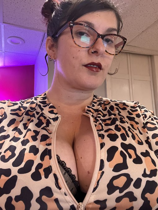 Live now at https://t.co/ZYnlNsWpVs on @chaturbate Come tip my clothes off. https://t.co/yKB3h9yMoE<a class="tags" href="/tag/chaturbate">@chaturbate</a>