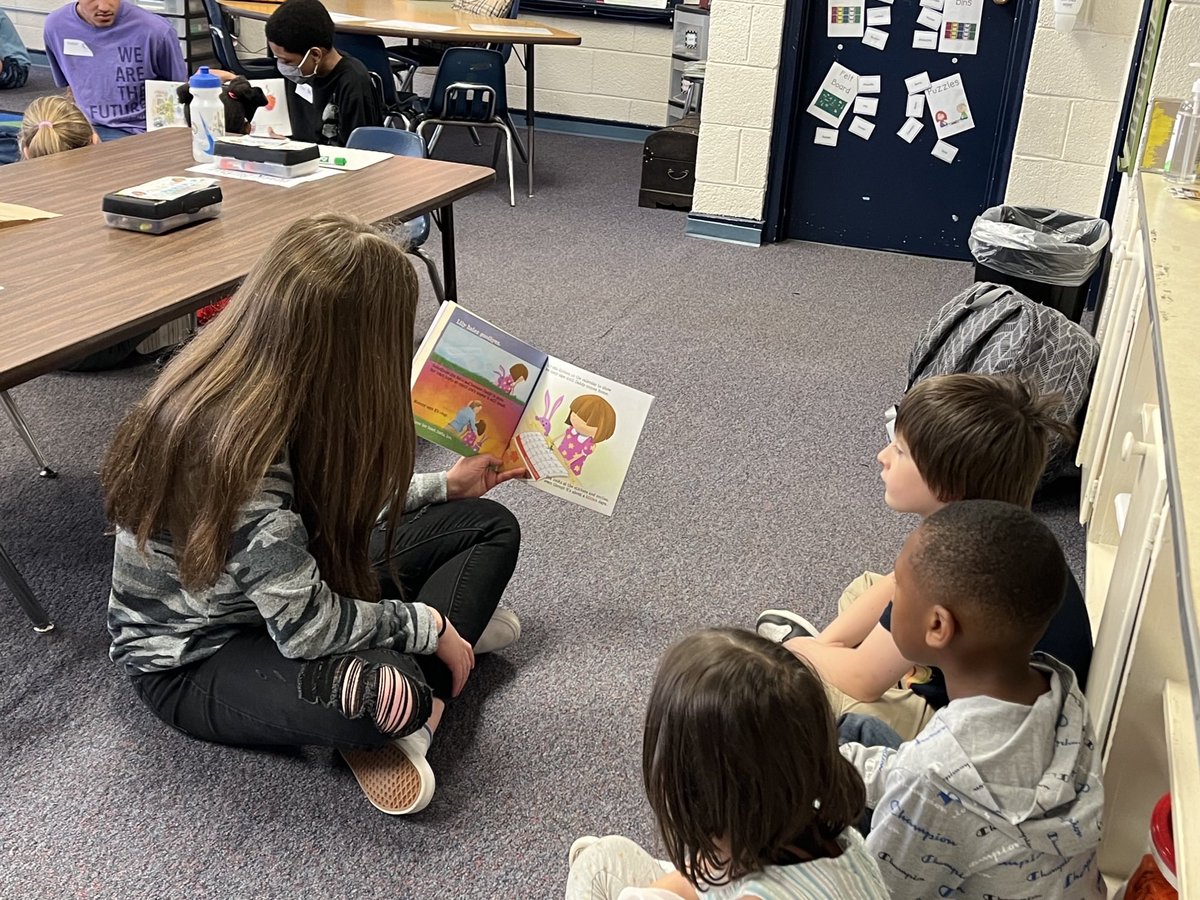 Military_ACPSD's tweet photo. @NorthAugustaHS @NorthAugustaHS @HHEBees Special thanks to NAH S2S students for reading to  military - connected students at Hammond Hill. https://t.co/Bm4UE63lZi
