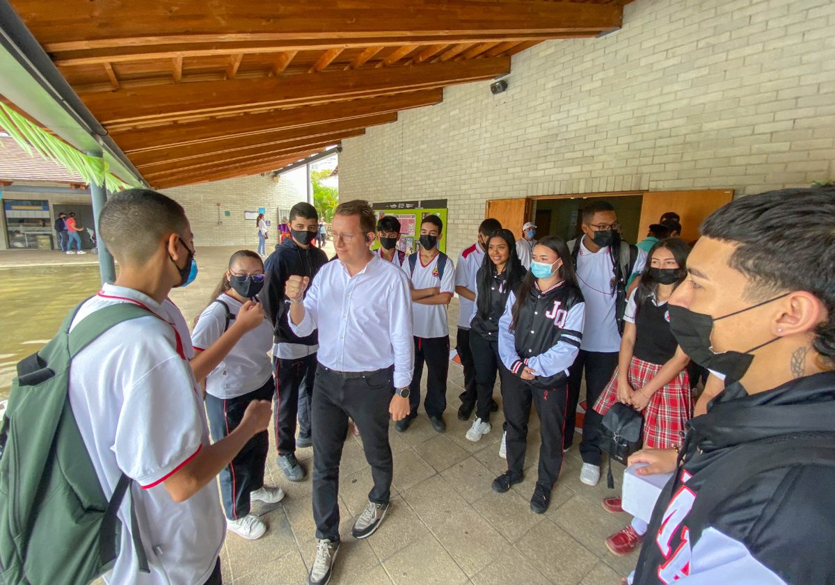 AlejandroAriasG's tweet image. Hoy, durante el cierre de #ArduinoWeek, realizamos una muestra tecnológica con la participación de más de 300 personas, entre las que hacen parte grupos de grados 9, 10 y 11 de Instituciones Educativas de la ciudad invitadas. Así se veía el CVS de Belén 😍