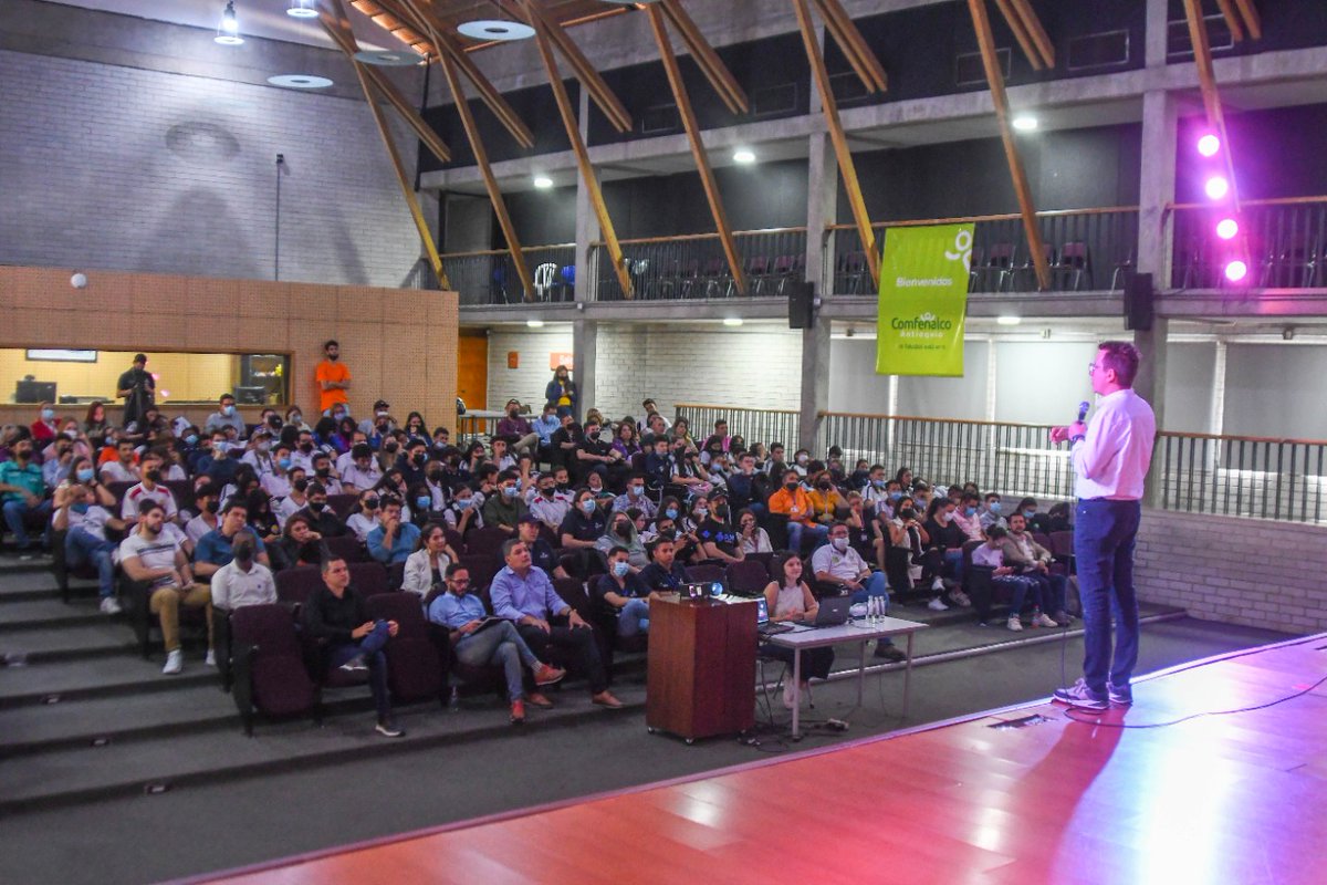 AlejandroAriasG's tweet image. Hoy, durante el cierre de #ArduinoWeek, realizamos una muestra tecnológica con la participación de más de 300 personas, entre las que hacen parte grupos de grados 9, 10 y 11 de Instituciones Educativas de la ciudad invitadas. Así se veía el CVS de Belén 😍