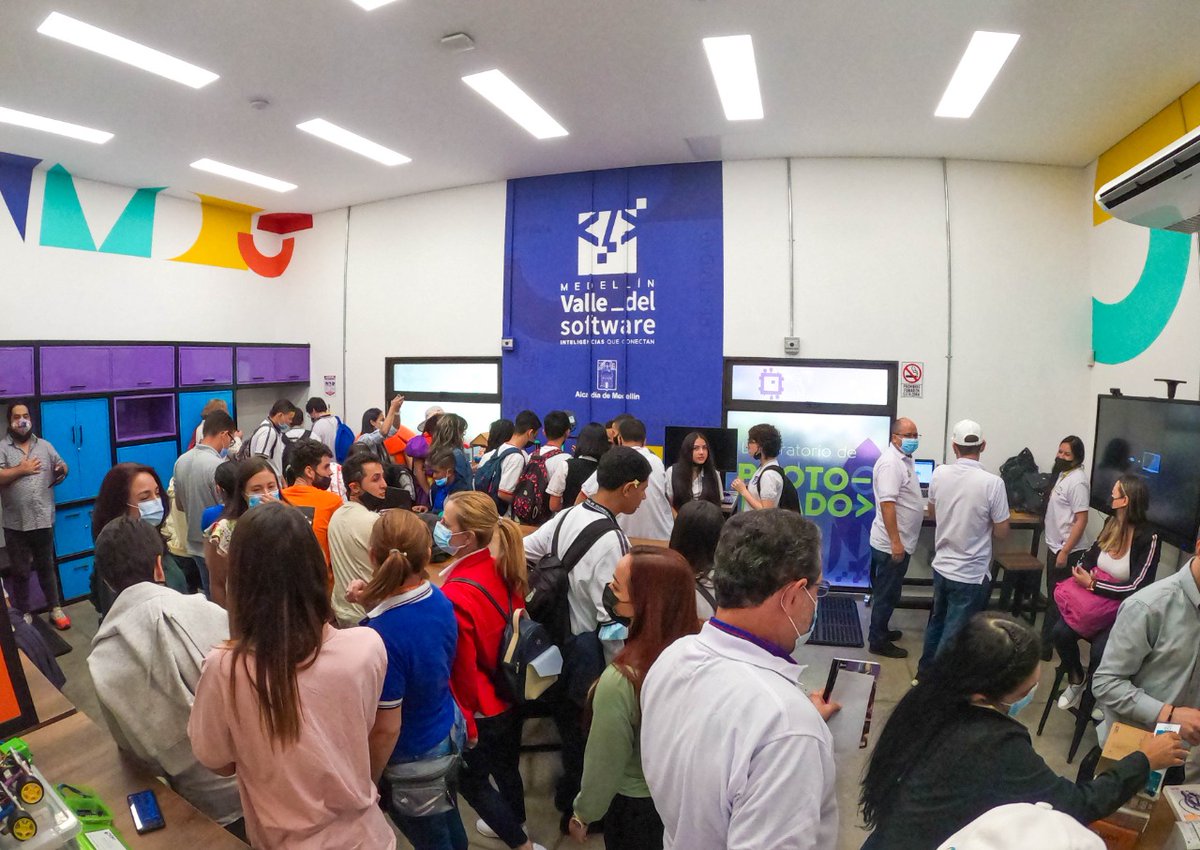 AlejandroAriasG's tweet image. Hoy, durante el cierre de #ArduinoWeek, realizamos una muestra tecnológica con la participación de más de 300 personas, entre las que hacen parte grupos de grados 9, 10 y 11 de Instituciones Educativas de la ciudad invitadas. Así se veía el CVS de Belén 😍