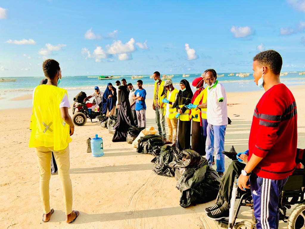HassanRble's tweet photo. Removing plastic debris from the beach every weekend as an exercise is NO REGRET STRATEGY
#plasticpollution #TrashTalkingTheory
#lidobeachcleanup
#HESDA https://t.co/9POMQxeNfo