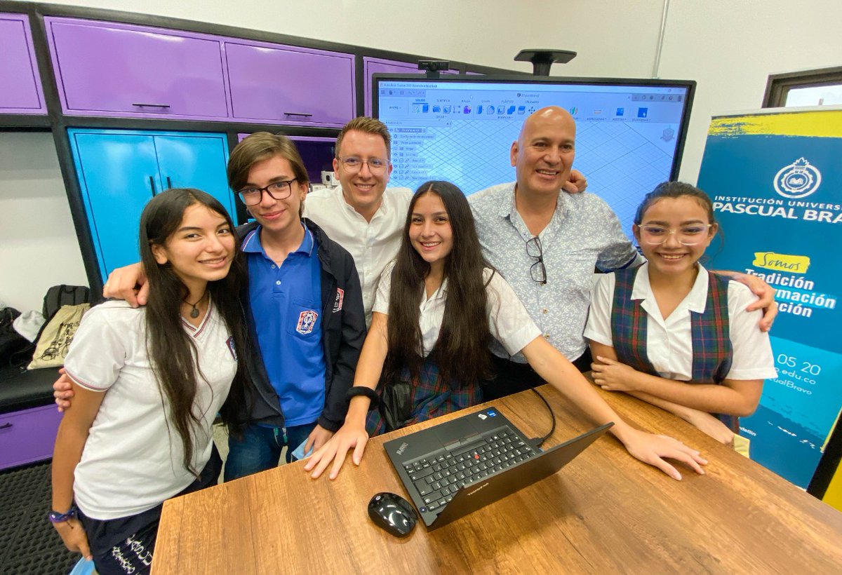 AlejandroAriasG's tweet image. #ArduinoWeek es solo una muestra del potencial que tienen nuestros niños y jóvenes, que son el futuro del #ValleDelSoftware. Vamos a transformar la ciudad una línea de código a la vez 🤖