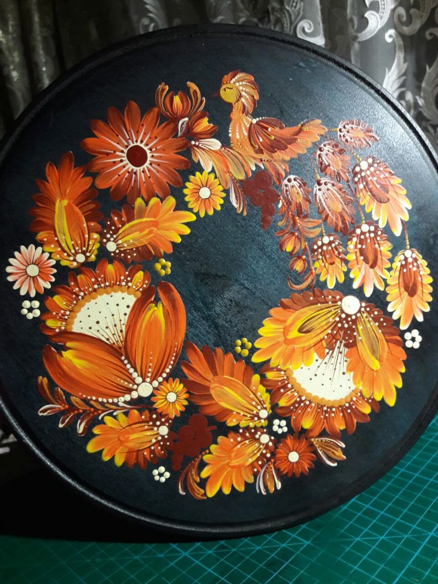 crimson_august's tweet photo. Hello friends, a new decorative plate for sale!
Material: wood, acrylic paints, varnish.
The diameter of the plate is 29.5 centimeters, flat, with a notch at the edges.
Write to me if you are interested :)
#украрт #укртві #art #acrylic #painting #petrykivka #CA_ https://t.co/hnKeNraJ7M