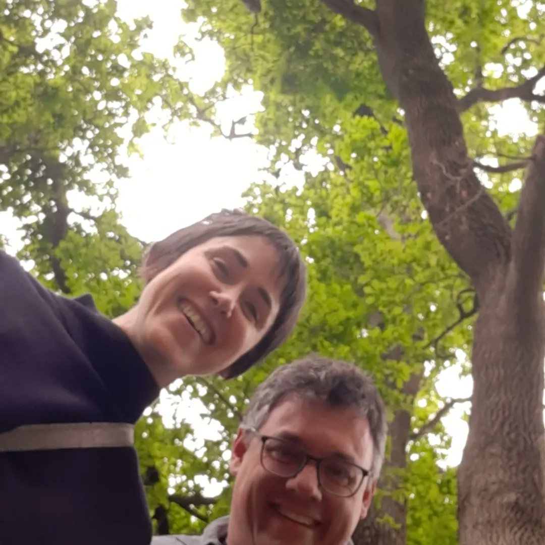 Ferminblanc0's tweet photo. Esta es mi colega Ula que en asturiano significa; ¿Dónde está ella? Y ella está debajo de mi árbol favorito de Donostia un carbayu de Miramón, parece que a @ulissima5 también le gusta ... #goraUla #oak #roble #haritza https://t.co/Yzoz13pkKo