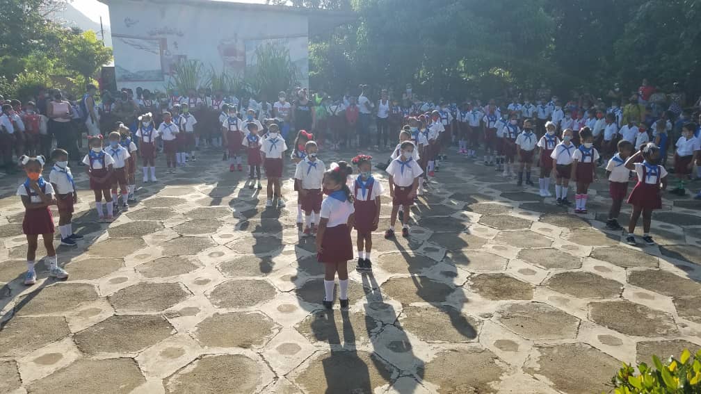 Escuela52815768's tweet photo. Ya son pioneros los niños y niñas de primer grado de la escuela primaria Francisco Vicente Aguilera en El Cobre Santiago de Cuba.Felices con sus pañoletas.Felicidades pioneros.👋👋👋 https://t.co/MQO9rASsvv