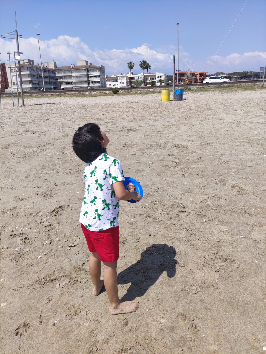 GUALYY's tweet photo. #PlayaCunit
#VolandoCometa con el nuevo carrete de 400 metros. Los pekes #Flipan "casi no se ve la cometa".
🤔Me queda espacio en ese carrete para otros 400 metros de cuerda🤪
El próximo día si que van a flipar.
TA' MU LOKILLO SI PADRE😂 https://t.co/tPauYJZigQ