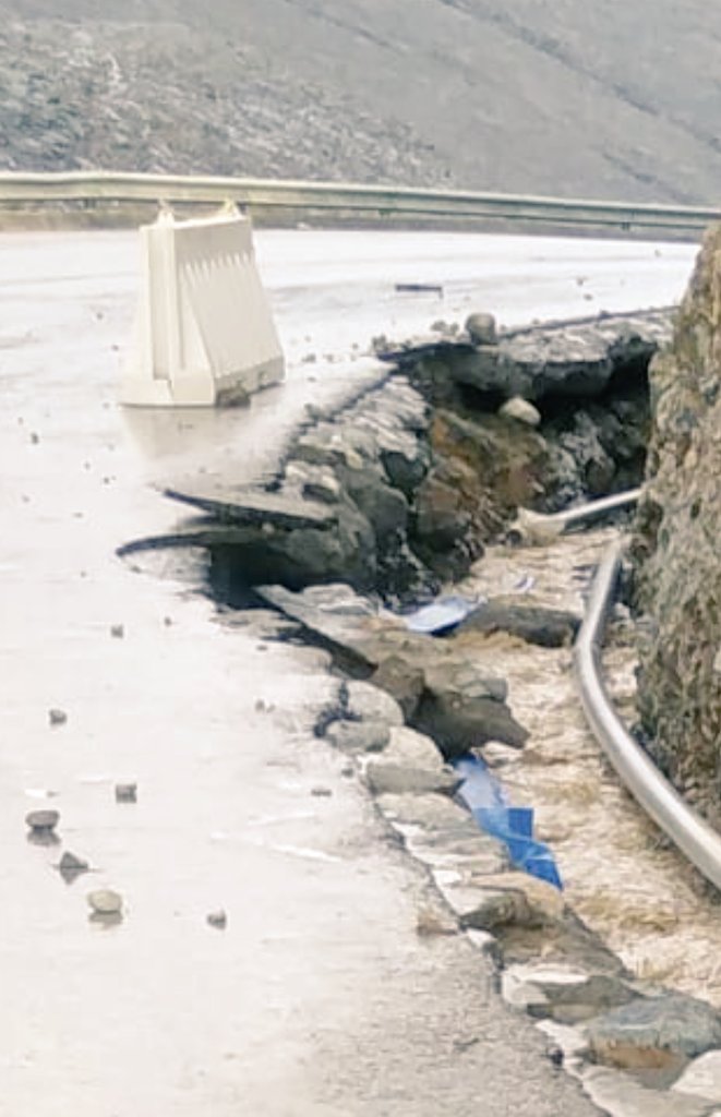 إلى من يهمه الامر <a href="/mtcitoman/">وزارة النقل والاتصالات وتقنية المعلومات</a>
<a href="/DK_Municipality/">بلدية الداخلية - سلطنة عُمان</a>
الشركة المنفذة لمشروع شبكة مياه ولاية الحمراء 
الصور من #جبل_شمس
منذ حوالي 8 أشهر تم دهس سياج الحماية الذي يقع في منعطف خطير جدامن قبل أحد شاحنات الشركة ولم يتم اصلاحه حتى اليوم..يتبع

#اعز_الرجال_وانقاهم
#اخدود_الصواعق 
#العيد_عيدين