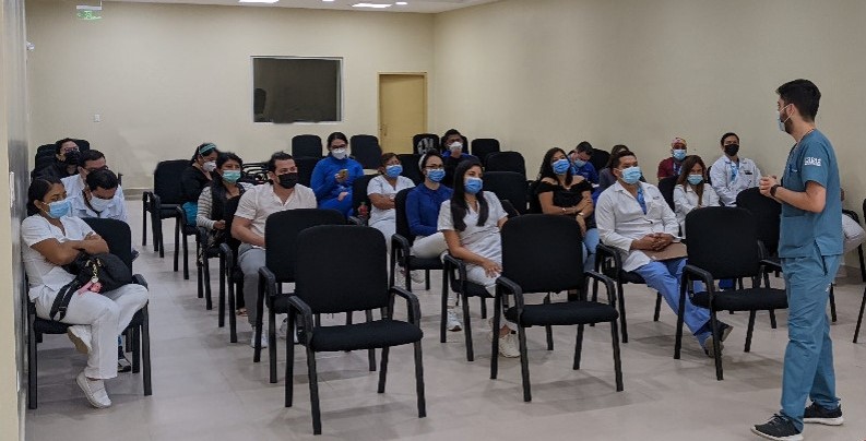 HGMonteSinai's tweet photo. #JuntosPorLaSalud | Personal médico del @HGMonteSinai 🏥 recibe capacitación sobre "Respuesta rápida al paciente con trauma en época de pandemia". 

Los conocimientos ayudarán a estabilizar al paciente para un correcto traslado🚑. https://t.co/PPHggZiMM8
