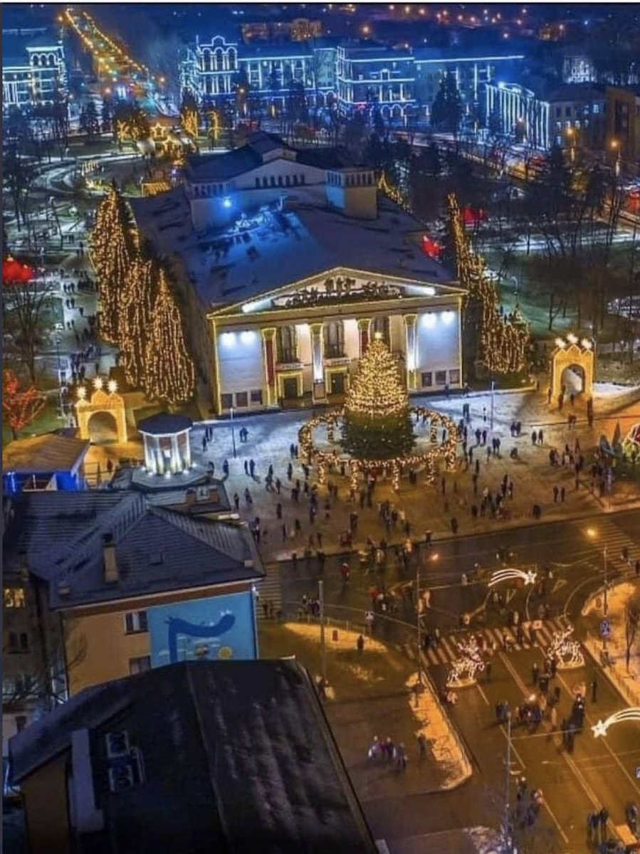 This is what Mariupol used to look like 

h/t @AlexKokcharov