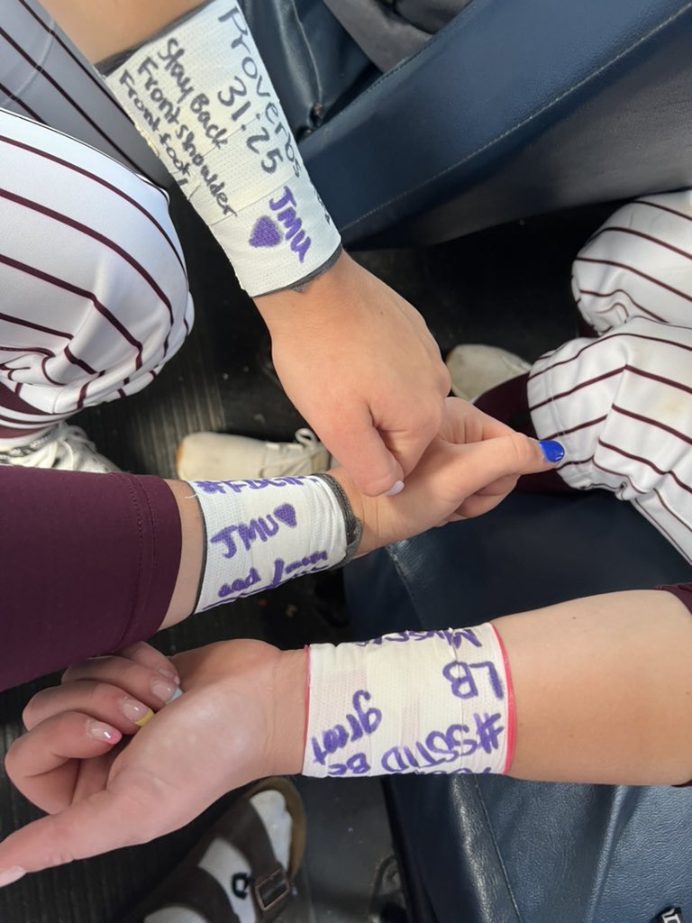 KadieBecker2023's tweet photo. Playing for you today LB💜 fly high 22 @JMUSoftball @jasminehall_10 https://t.co/QcbmDEMzIW