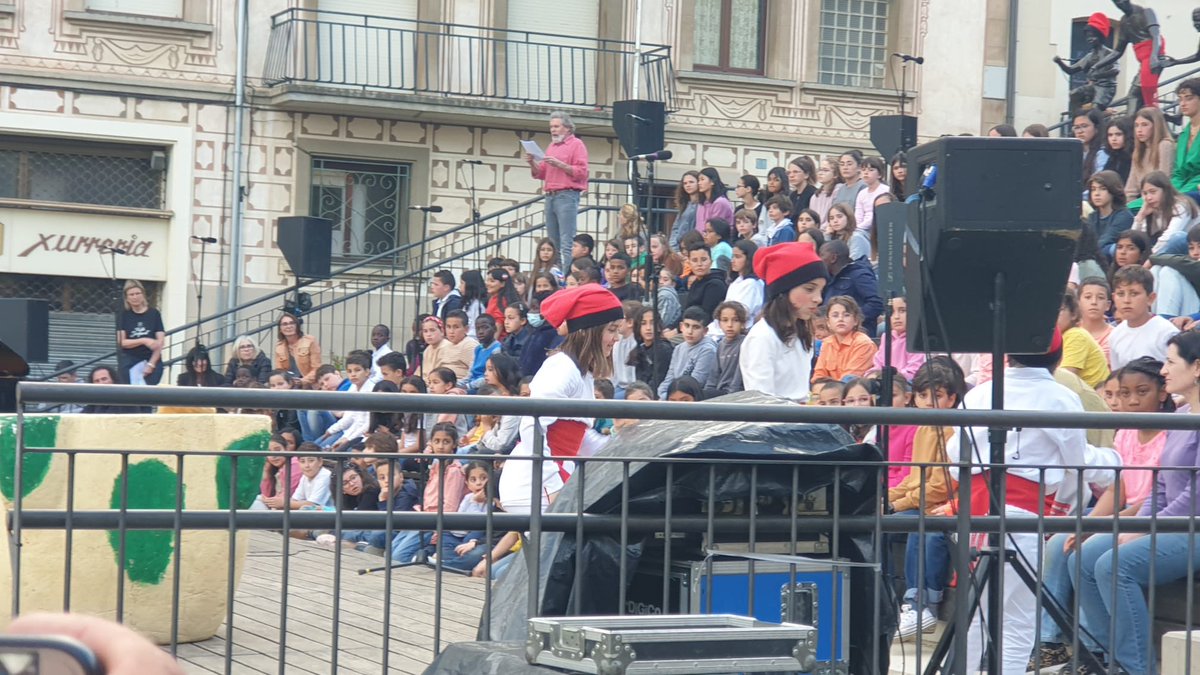 vedrunamanlleu's tweet photo. Molt contents de la nostra participació en la Cantata del Serpent de #Manlleu @SerpentMenuts @SerpentManlleu Felicitats @EMMManlleu #intensament #escolapropera #vedrunacatalunya https://t.co/I82T1hxu6f
