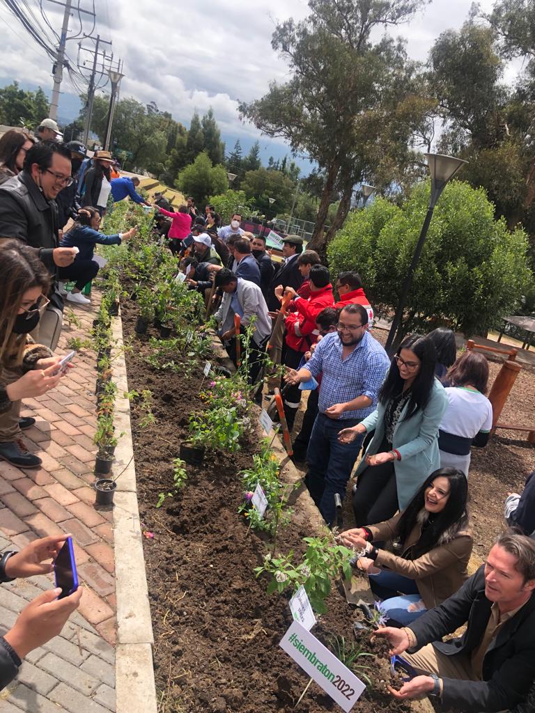 AngeloCaputiO's tweet photo. La semana pasada, en el marco del Día de la Tierra🌎 nos unimos a la Siembratón🌱 que todos los años organiza el colegio Johannes Kepler de Quito. De esta manera, @BancoGuayaquil contribuye al #ODS15, como actor por el desarrollo sostenible del país. 
#SostenibilidadBG https://t.co/OztTNv4TKm