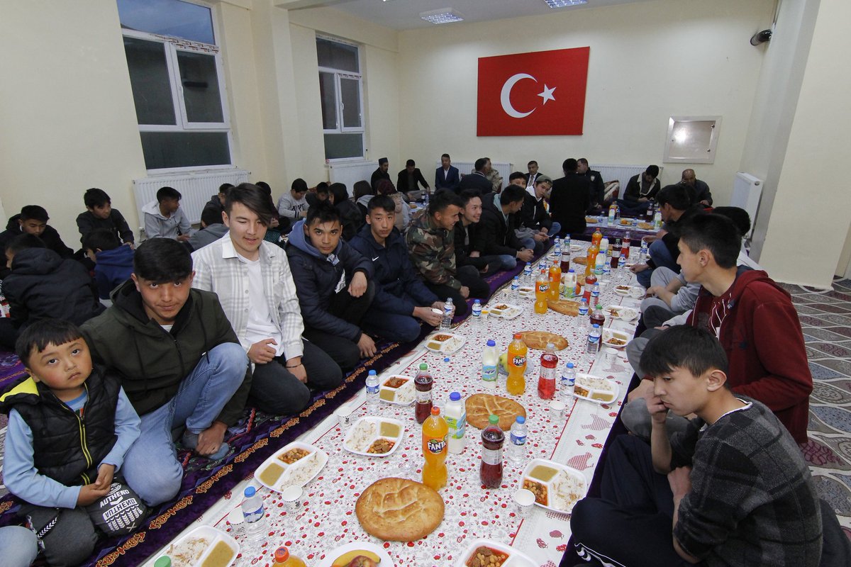 genckenes's tweet photo. Genç Keneş Eğitim ve Kültür Derneği'nin organize ettiği "Ulupamirli Gençler İftar Yemeğinde Buluşuyor" iftar programı icra edildi.

Katılımlarından ve katkılarından dolayı ilçemiz kaymakamı Sn. Nuri Mehmetbeyoğlu ve etkinliğimize katılan tüm genç kardeşlerimize teşekkür ederiz. https://t.co/x95MLb47e3