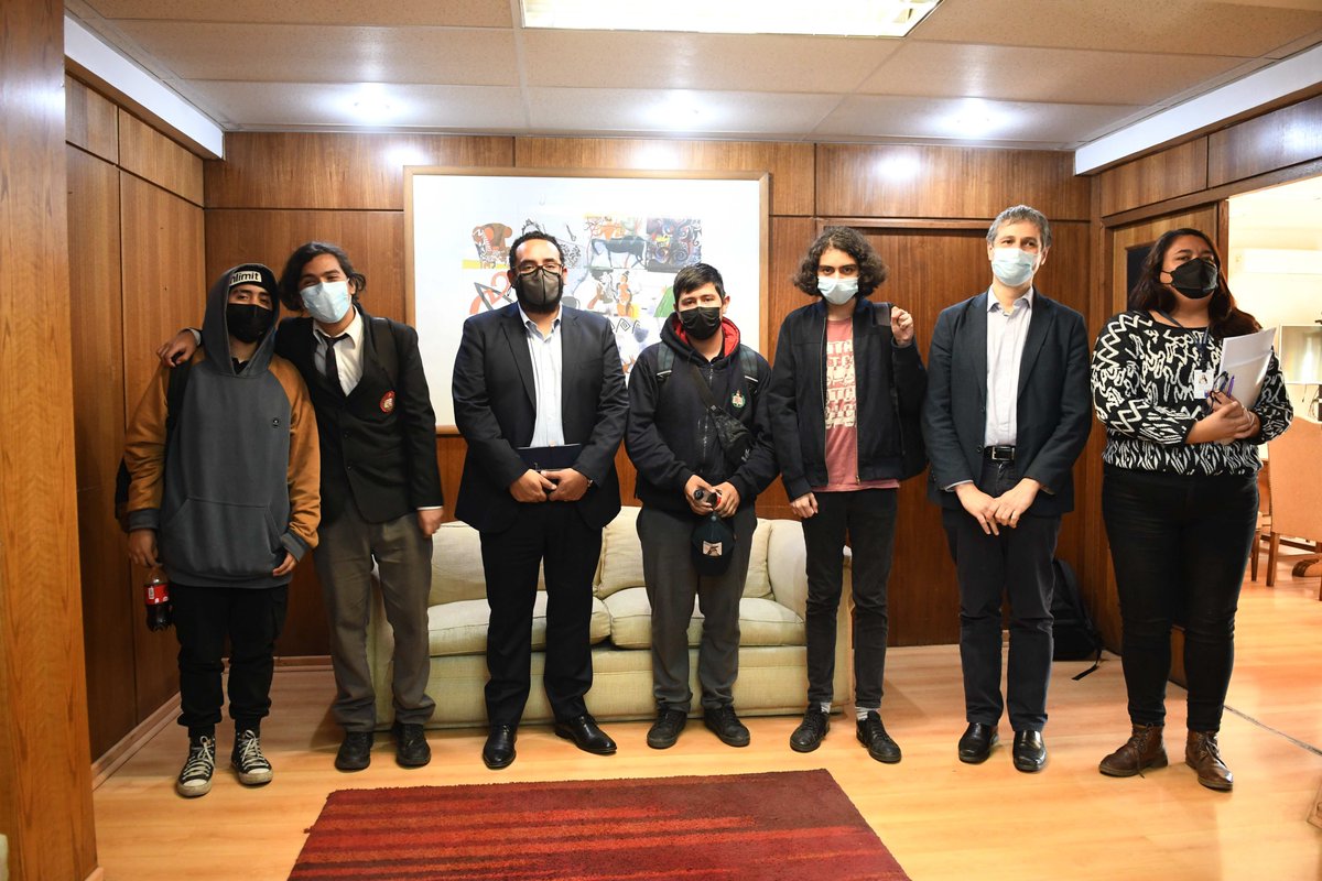 Subsecretario <a href="/nico_cataldo/">Nicolás Cataldo 🌳🧔🏻‍♂️</a> se reunió con dirigentes del <a href="/inba_stgo/">Internado B. Arana</a> y con equipo DEM de la <a href="/Muni_Stgo/">Santiago</a>. Se acordó mesa de trabajo entre estudiantes y la Municipalidad. Como <a href="/mineduc/">Ministerio de Educación</a> colaboraremos con el proceso de diálogo y el fortalecimiento de la #EducaciónPública.