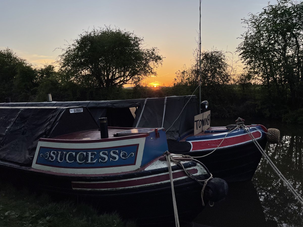 ButtySuccess's tweet photo. Sunset (D)over Success #boatsthattweet #GrandUnionCanal #NBDover #ButtySuccess https://t.co/08vr1pVD0r