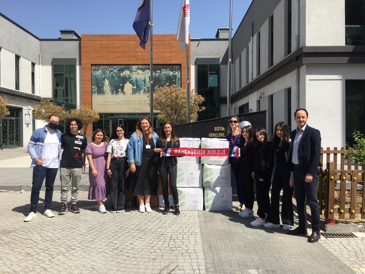 23 Nisan Kıyafet Destek Projesi kapsamında arkadaşlarımız ve öğretmenlerimiz Diyarbakır Bismil Atatürk MTAL okuluna hediyelerini ulaştırdılar! Lise Rehberlik Bölümü’ne, velilerimize, öğretmen ve arkadaşlarımıza katkıları dolayısıyla teşekkür ederiz.