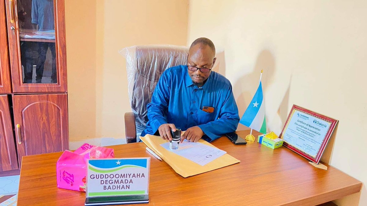 HassanGabood's tweet photo. Maayarka degmada Badhan Axmed Maxamed Timir waxa uu muujiyey doorkiisa Maktabadda Dadwaynaha Sanaag [@Librarysanag], ku mahadsanid maayar. Dhankale Maayar ku xigeenka degmada marwo Hawa Mohamud Faarah, iyada door weyn ku lahayd Maktabadda, guuleyso. https://t.co/T1xSq5oVFq