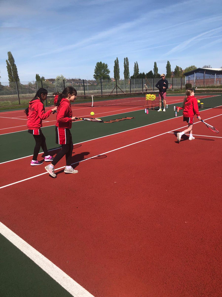 Highfields_PE's tweet photo. Anyone for Tennis? 🎾🎾🎾
Form 6 fine tuning their racket skills with coach Jon @NewarkTennisClub #FunFridays #ActiveEnrichment https://t.co/VIwTsAXxAc