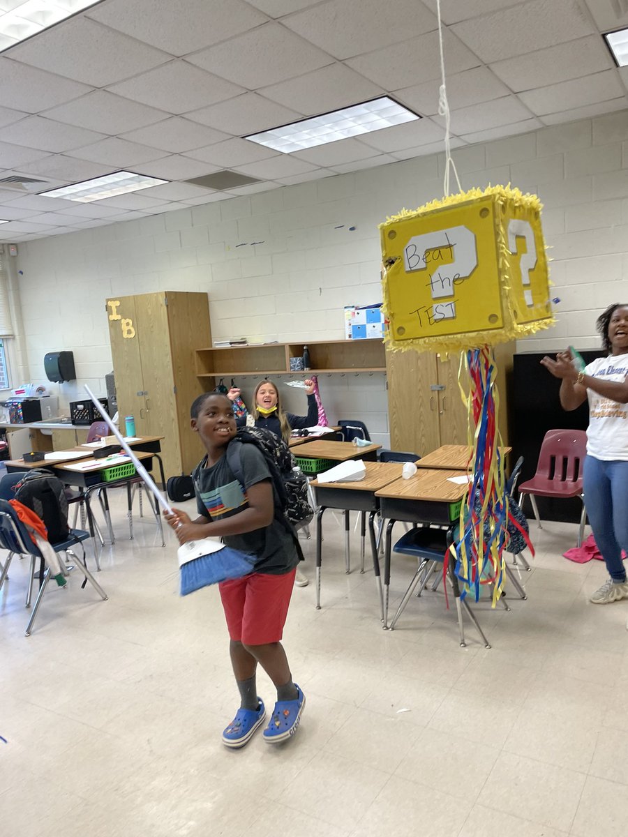 DLI3rd's tweet image. We BEAT THE TEST piñatas!!! Vamos a superar la prueba de Georgia Milestones con ánimo!!!