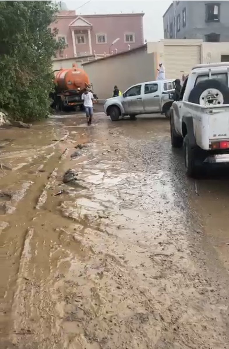 mahdigoban's tweet photo. #نجران_الان 
#امطار_نجران 
سكان حي زور وادعة من عشرات السنين يعانون من عدم وجود تصريف للسيول وخصوصاً هذا الموقع السيل يدخل داخل المنازل والحل مؤقت كالعادة وايتات الشفط وحالة إسستنفار وقتيه والى موسم أمطار قادم دون حل جذري ،،،
@NajranMunicipal https://t.co/Nitv4xicCo