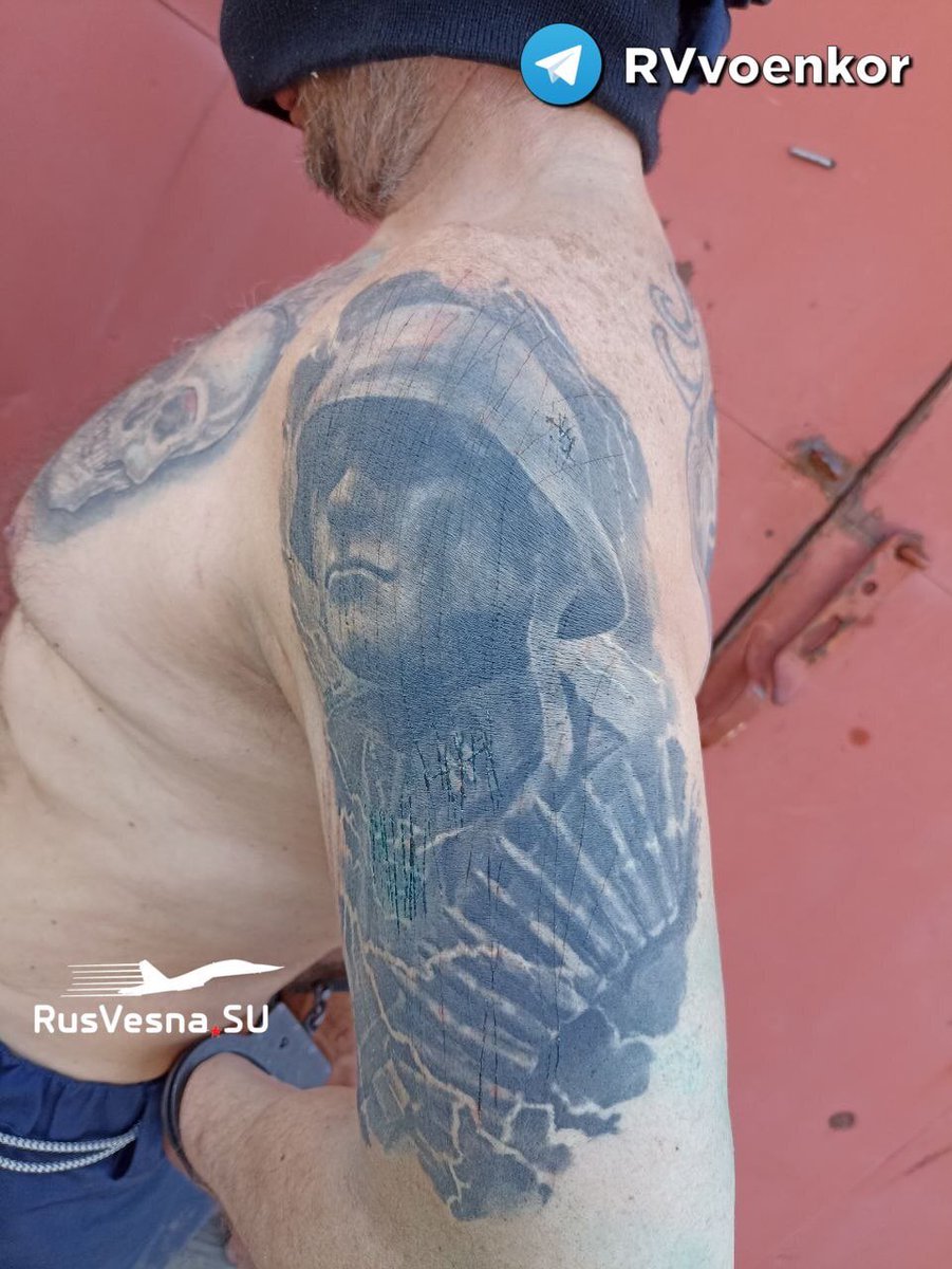 giperglobus's tweet photo. ‼️🇺🇦🏴‍☠️Наши поймали нацистского монстра, судя по татуировкам
Опознаны: 
💀Концлагерь Маутхаузен на животе, 
▪️Солдаты SS на груди и руках
☠️Нацисткий железный крест на ноге и т.д.
Взят в плен при прорыве ВС РФ с Харьковщины на Донбасс. https://t.co/om09J6ZIZy