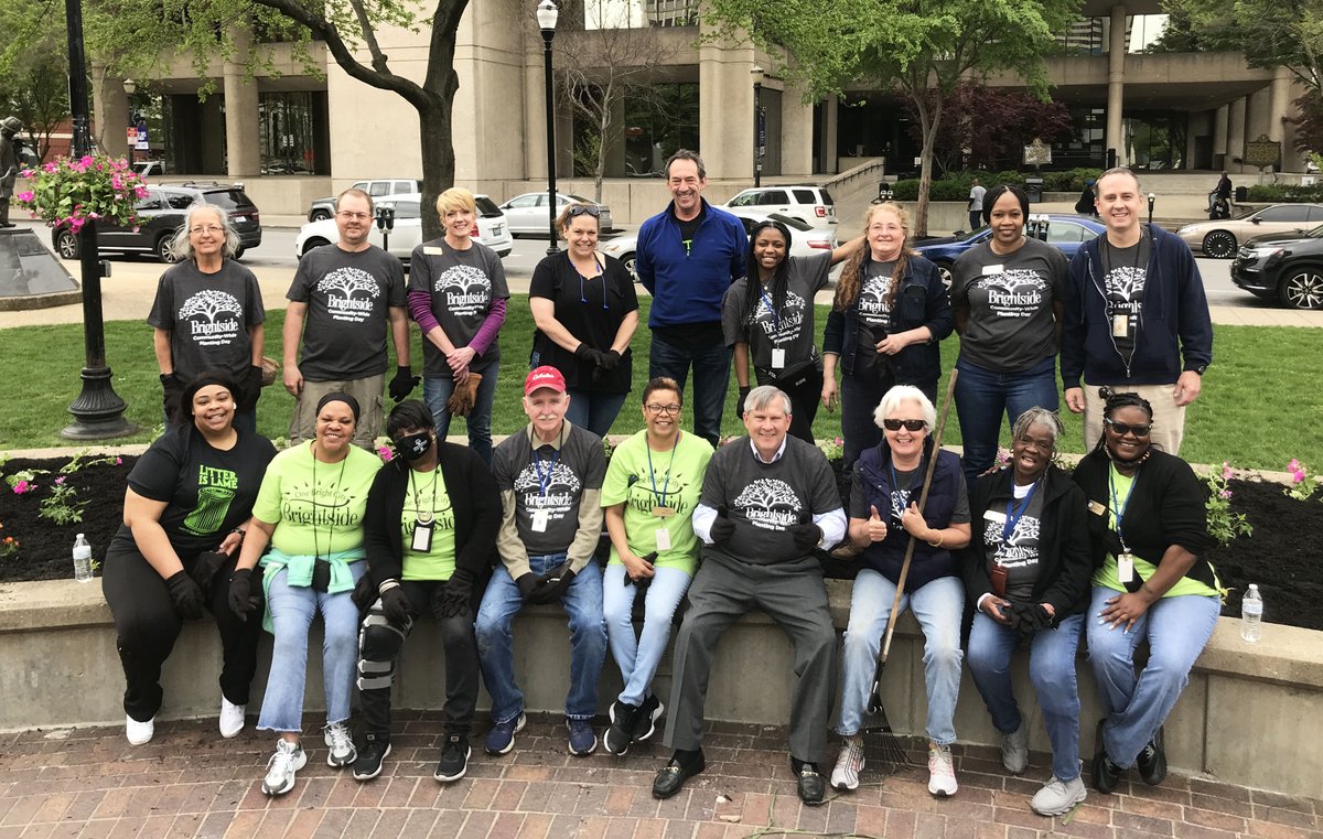LouKyCourtClerk's tweet photo. Big shout-out to the #JCOCCC #TEAM members who volunteered for our 2022 annual #GiveADay landscaping project & planted annuals/perennials & spread mulch at Jefferson Square Park & around the courthouse complex. @GiveADayLou @kentuckycourts @KACo @Brightside_ https://t.co/2fJJ5V2ckB