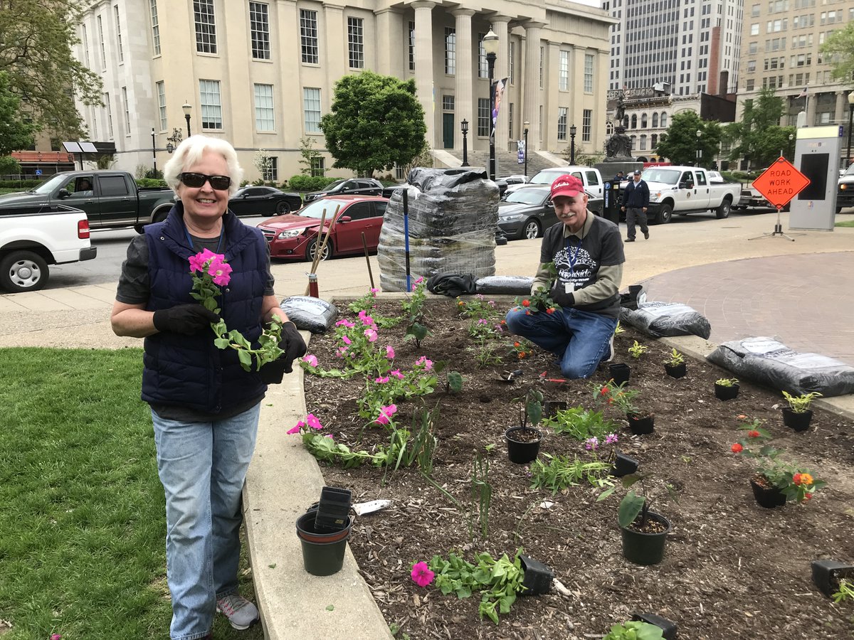 LouKyCourtClerk's tweet photo. Big shout-out to the #JCOCCC #TEAM members who volunteered for our 2022 annual #GiveADay landscaping project & planted annuals/perennials & spread mulch at Jefferson Square Park & around the courthouse complex. @GiveADayLou @kentuckycourts @KACo @Brightside_ https://t.co/2fJJ5V2ckB