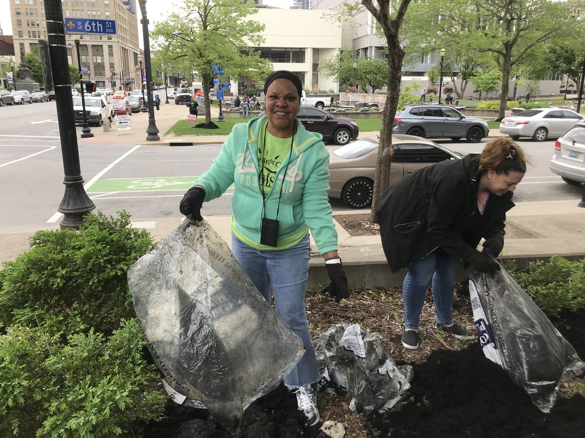 LouKyCourtClerk's tweet photo. Big shout-out to the #JCOCCC #TEAM members who volunteered for our 2022 annual #GiveADay landscaping project & planted annuals/perennials & spread mulch at Jefferson Square Park & around the courthouse complex. @GiveADayLou @kentuckycourts @KACo @Brightside_ https://t.co/2fJJ5V2ckB